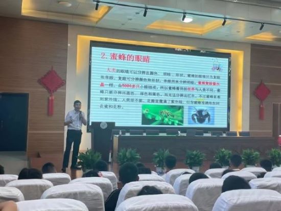 长兴开展蜜蜂文化知识宣传进校园活动3.jpg 长兴开展蜜蜂文化知识宣传进校园活动3.jpg